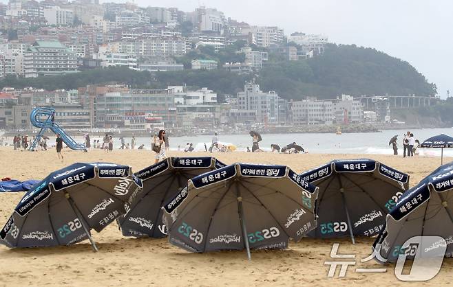 부산 해운대해수욕장이 개장한 후 첫 주말을 맞은 22일 해운대해수욕장에 파라솔이 준비돼 있다. 2025.6.22/뉴스1 ⓒ News1 윤일지 기자