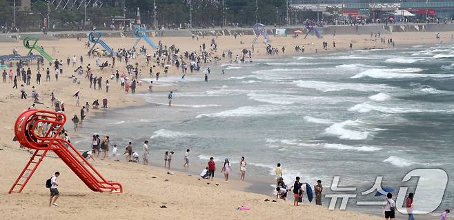 부산 해운대해수욕장이 개장한 후 첫 주말을 맞은 22일 해운대해수욕장을 찾은 관광객과 시민들이 물놀이를 즐기며 더위를 식히고 있다. 2025.6.22/뉴스1 ⓒ News1 윤일지 기자