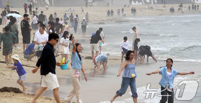 부산 해운대해수욕장이 개장한 후 첫 주말을 맞은 22일 해운대해수욕장을 찾은 관광객과 시민들이 물놀이를 즐기며 더위를 식히고 있다. 2025.6.22/뉴스1 ⓒ News1 윤일지 기자