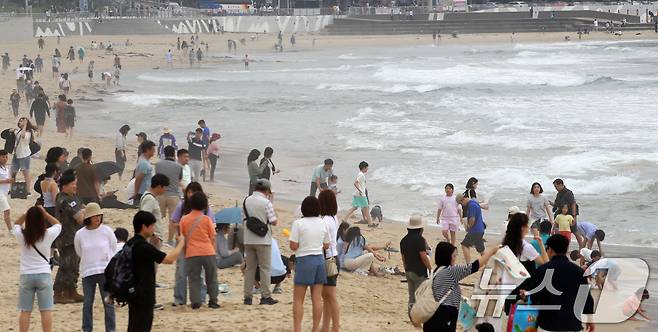 부산 해운대해수욕장이 개장한 후 첫 주말을 맞은 22일 해운대해수욕장을 찾은 관광객과 시민들이 물놀이를 즐기며 더위를 식히고 있다. 2025.6.22/뉴스1 ⓒ News1 윤일지 기자