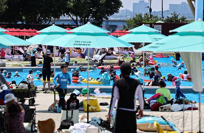 무더운 날씨를 보인 22일 서울 광진구 뚝섬야외수영장에서 시민들이 즐거운 시간을 보내고 있다.  2025.6.22/뉴스1 ⓒ News1 김도우 기자