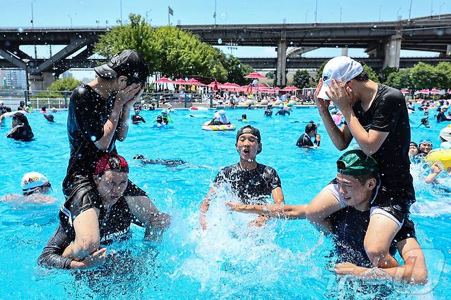 무더운 날씨를 보인 22일 서울 광진구 뚝섬야외수영장에서 시민들이 즐거운 시간을 보내고 있다.  2025.6.22/뉴스1 ⓒ News1 김도우 기자