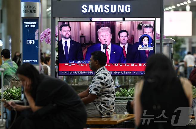 22일 인천공항 제1터미널 입국장 텔레비전에 트럼프 미국 대통령의 이란 공격 관련 대국민 담화 영상이 송출되고 있다. 2025.6.22/뉴스1 ⓒ News1 김도우 기자