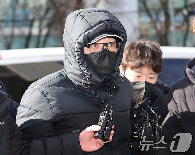 2018년 지방선거 당시 공천을 받게 해주겠다며 거액을 수수한 혐의를 받는 무속인 '건진법사' 전성배 씨가 9일 서울 양천구 남부지방법원에서 열린 구속 전 피의자심문(영장실질심사)에 출석하고 있다. 2025.1.9/뉴스1 ⓒ News1 송원영 기자