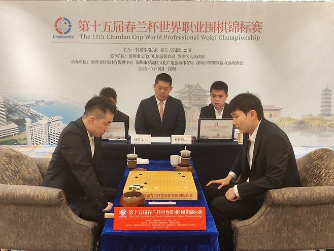 춘란배 결승전서 맞붙은 박정환 9단(오른쪽)과 양카이원 9단.(한국기원 제공)