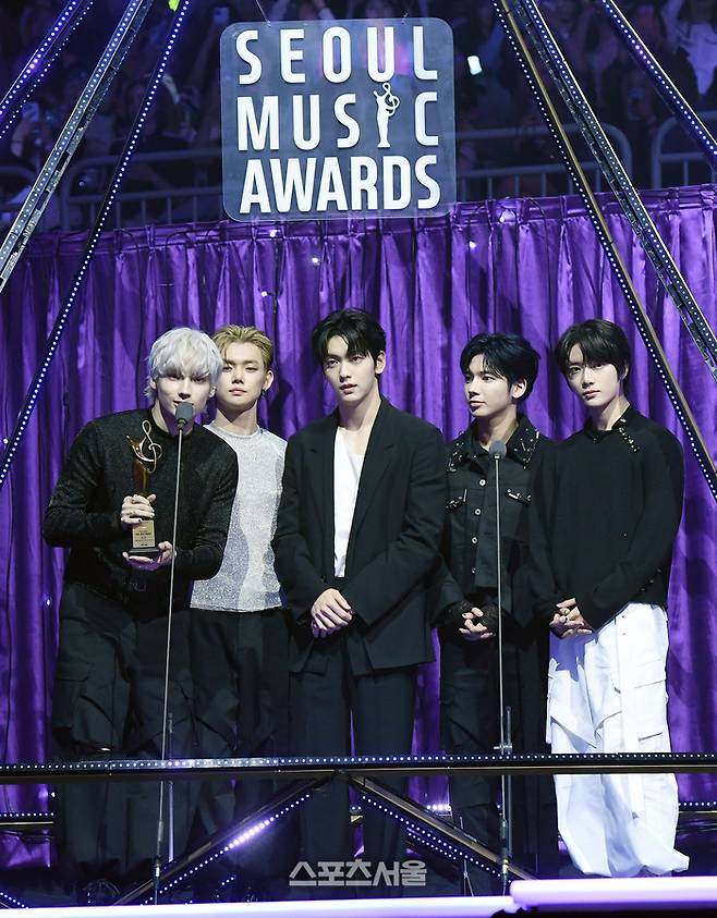 투모로우바이투게더가 21일 오후 인천 중구 인스파이어 아레나에서 열린 제34회 ‘서울가요대상’에서 본상을 수상한 뒤 소감을 밝히고 있다. 인천 | 박진업 기자 upandup@sportsseoul.com