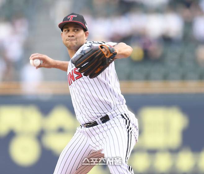 LG 선발투수 치리노스가 12일 잠실구장에서 열린 2025 KBO리그 SSG와 경기에서 역투하고 있다. 잠실 | 최승섭기자 thunder@sportsseoul.com
