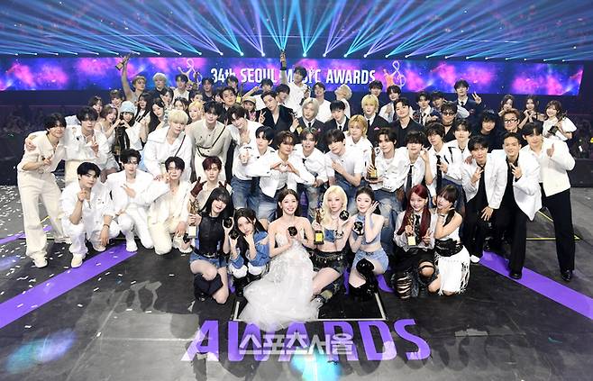 21일 오후 인천 중구 인스파이어 아레나에서 열린 제34회 ‘서울가요대상’에서 수상자들이 기념촬영을 하고 있다. 2025. 6. 21.  인천 | 박진업 기자 upandup@sportsseoul.com