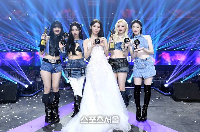 아이들(i-dle)이 21일 오후 인천 중구 인스파이어 아레나에서 열린 제34회 ‘서울가요대상’에서 대상을 수상한 뒤 기념촬영을 하고 있다. 2025. 6. 21.  인천 | 박진업 기자 upandup@sportsseoul.com