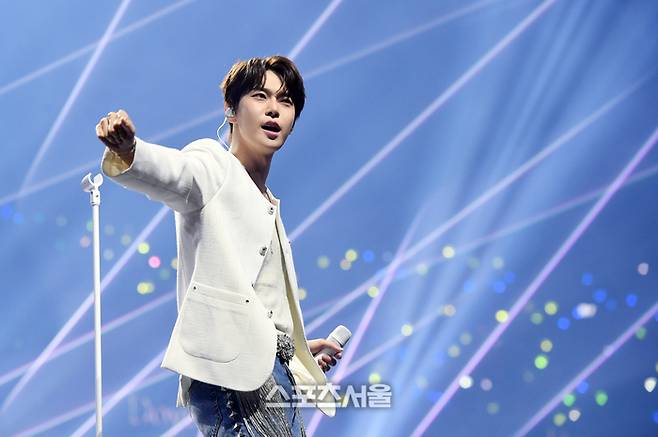 NCT 도영이 21일 오후 인천 중구 인스파이어 아레나에서 열린 제34회 ‘서울가요대상’에서 오프닝 무대를 꾸미고 있다. 2025. 6. 21.  인천 | 박진업 기자 upandup@sportsseoul.com