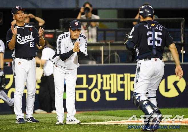 21일 잠실구장에서 열린 LG 트윈스와 두산 베어스의 경기. 승리한 두산 조성환 감독대행이 양의지를 반기고 있다. 잠실=박재만 기자 pjm@sportschosun.com/2025.06.21/