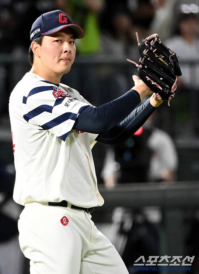 19일 부산 사직야구장에서 열린 한화와 롯데의 경기, 롯데가 4대3으로 승리했다. 9회초 경기를 끝낸 김원중이 기뻐하고 있다. 부산=허상욱 기자wook@sportschosun.com/2025.06.19/