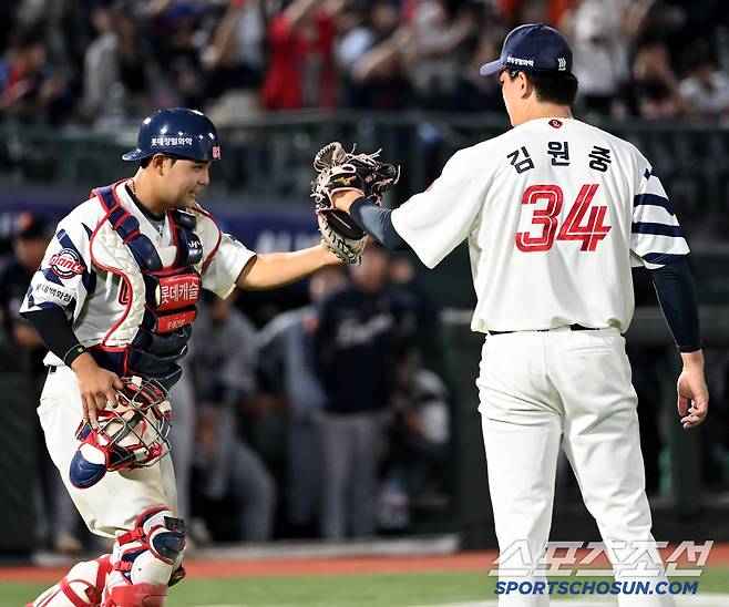 18일 부산 사직야구장에서 열린 한화와 롯데의 경기, 롯데가 6대3으로 승리했다. 개인 통산 150세이브 기록을 달성한 김원중이 2안타 3타점으로 활약한 포수 박재엽과 기쁨을 나누고 있다. 부산=허상욱 기자wook@sportschosun.com/2025.06.18/