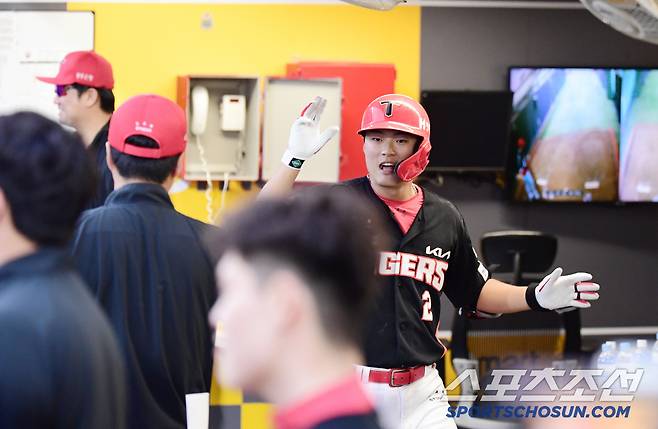 8회초 KIA 박민이 SSG 박기호를 상대로 솔로홈런을 날렸다. 득점한 박민.