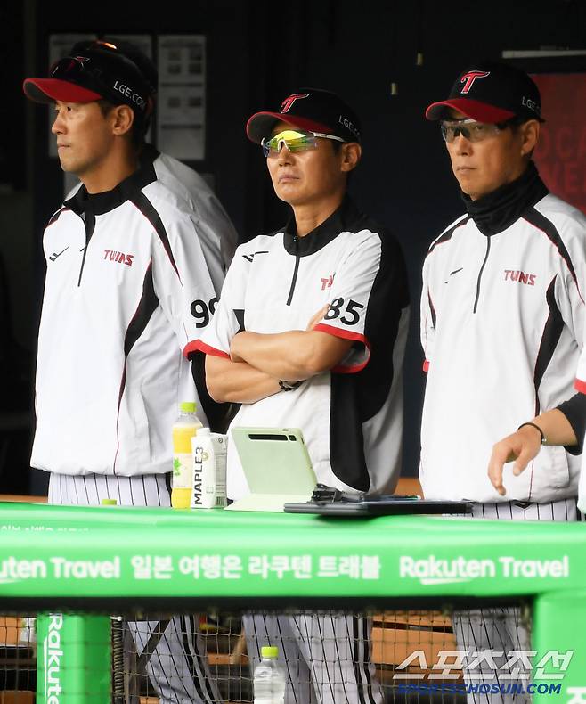 21일 잠실구장에서 열린 LG 트윈스와 두산 베어스의 경기. LG 염경엽 감독이 경기를 지켜보고 있다. 잠실=박재만 기자 pjm@sportschosun.com/2025.06.21/