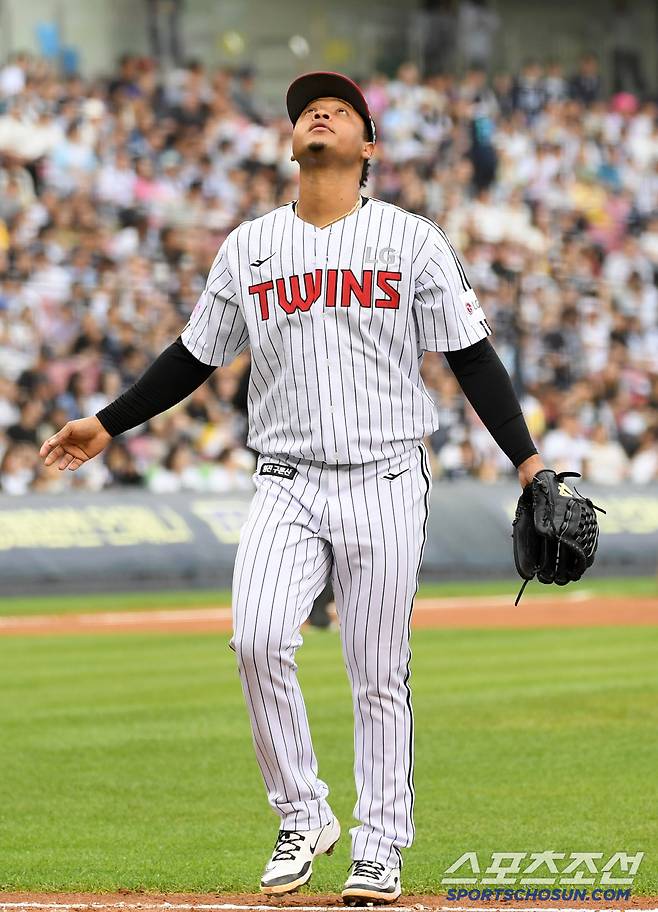 21일 잠실구장에서 열린 LG 트윈스와 두산 베어스의 경기. LG 에르난데스가 마운드에서 내려오고 있다. 잠실=박재만 기자 pjm@sportschosun.com/2025.06.21/