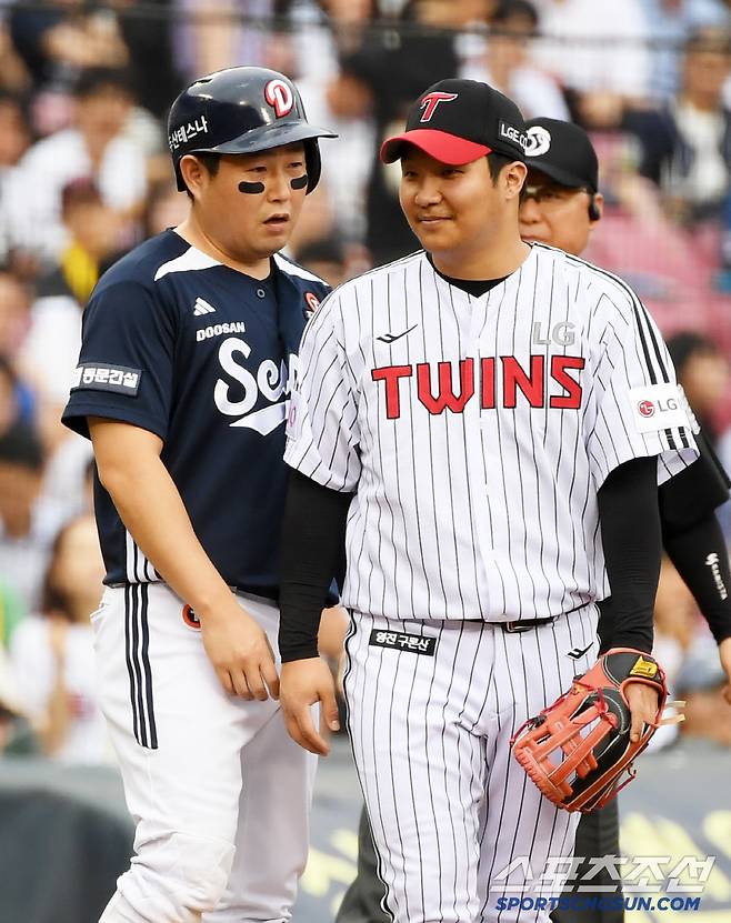 넉살 좋은 선배 양의지가 예고 없이 훅 들어오자 당황한 문보경.