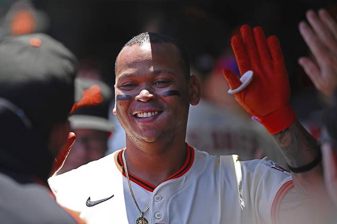 San Francisco Giants' Rafael Devers (16) is greeted in the dugout after hitting a two-run home run in the fourth inning  of a baseball game against the Boston Red Sox, Saturday, June 21, 2025, in San Francisco. (Jose Carlos Fajardo/San Francisco Chronicle via AP) MANDATORY CREDIT: PHOTOGRAPHER AND SAN FRANCISCO CHRONICLE; SAN JOSE MERCURY NEWS OUT; EAST BAY TIMES OUT; MARIN INDEPENDENT JOURNAL OUT; SAN FRANCISCO EXAMINER OUT







<저작권자(c) 연합뉴스, 무단 전재-재배포, AI 학습 및 활용 금지>