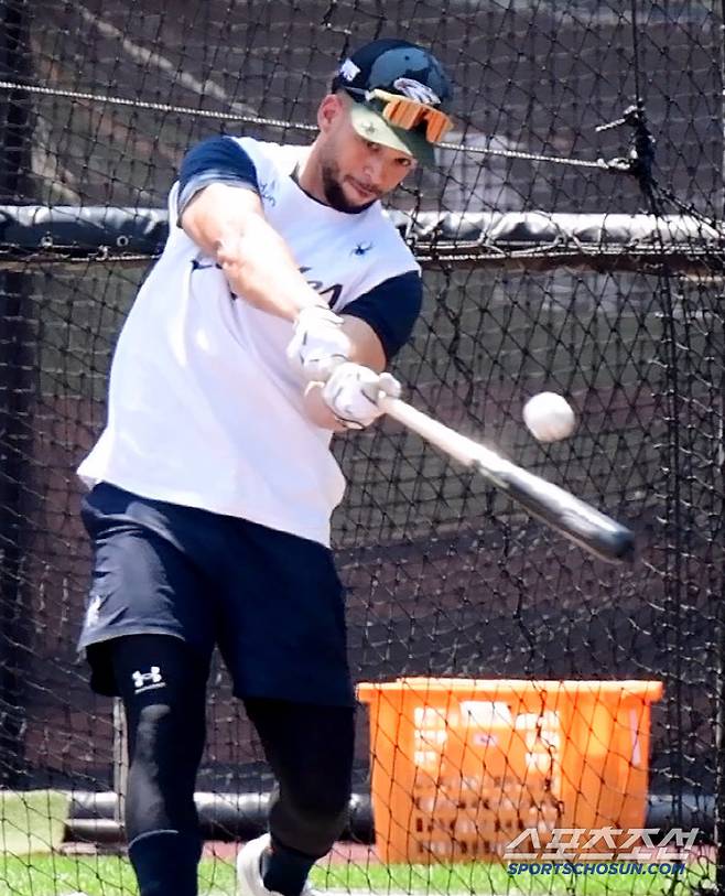 22일 대전 한화생명볼파크. 데뷔전을 앞둔 루이스 리베라토가 타격 훈련을 하고 있다. 사진=정재근 기자 cjg@sportschosun.com