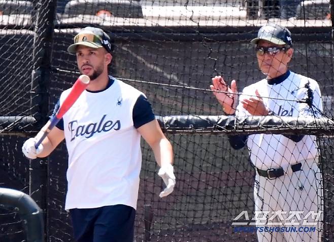 코치진을 물론 김경문 감독까지 리베라토의 타격을 유심히 지켜봤다.