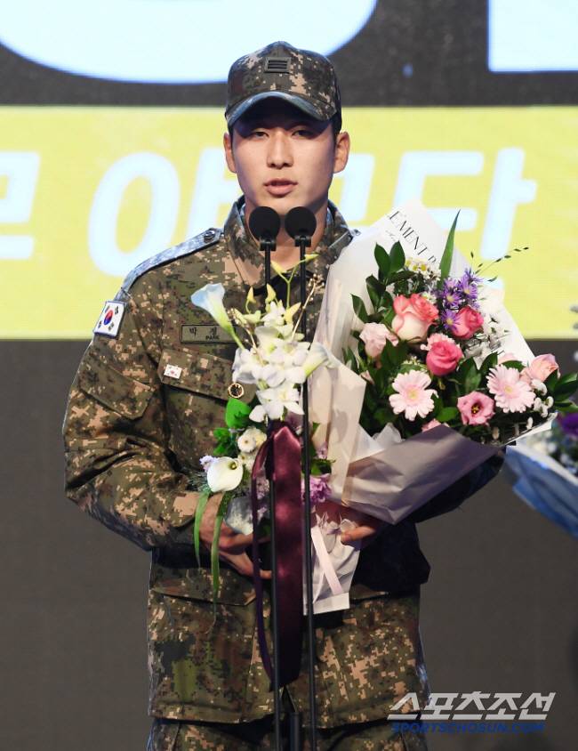 2024 KBO 시상식이 26일 오후 서울 송파구 롯데호텔월드에서 열렸다. 퓨처스리그 타점상과 홈런상을 수상한 상무 박정현이 수상소감을 말하고 있다. 정재근 기자 cjg@sportschosun.com/2024.11.26/