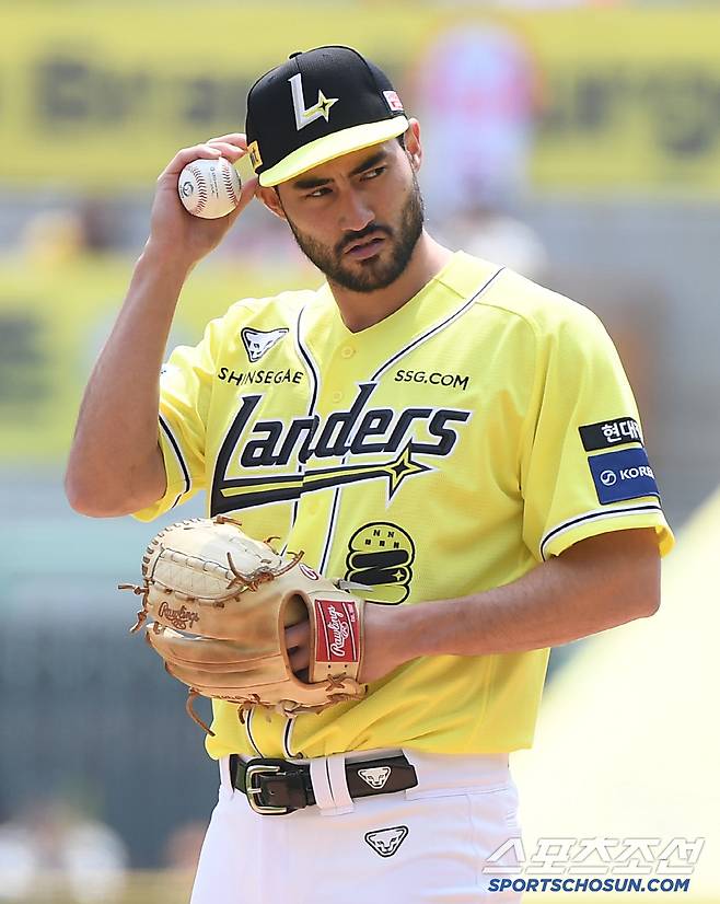 11일 인천 SSG랜더스필드에서 열린 KIA-SSG전. 선발투수 화이트가 피치컴을 점검하고 있다. 인천=정재근 기자 cjg@sportschosun.com/2025.5.11/