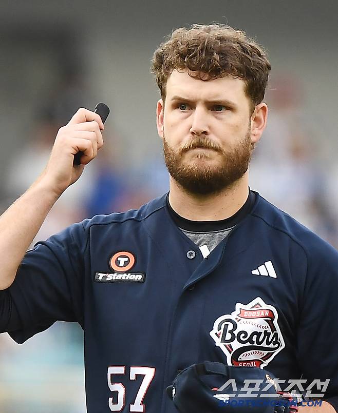 17일 대구 라이온즈파크에서 열린 두산-삼성전. 선발투수 두산 콜어빈이 1회 투구 도중 피치컴 오류를 확인하고 있다. 대구=정재근 기자 cjg@sportschosun.com/2025.6.17/