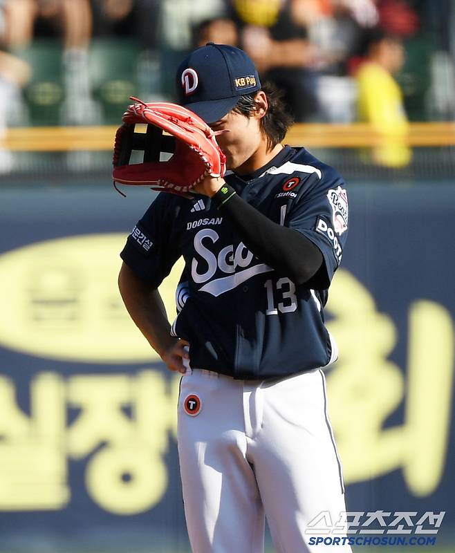 22일 잠실구장에서 열린 LG 트윈스와 두산 베어스의 경기. 1회말 무사 1,2루 LG 문보경 타구를 송구 실책한 두산 유격수 이유찬이 자책하고 있다. 잠실=박재만 기자 pjm@sportschosun.com/2025.06.22/