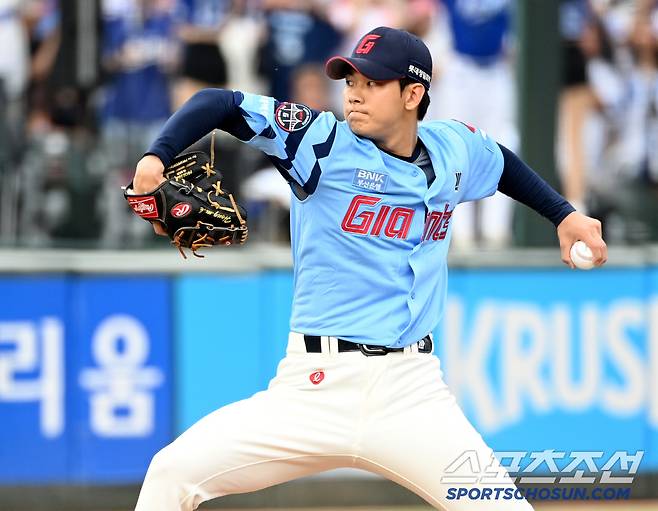 22일 부산 사직야구장에서 열린 삼성과 롯데의 경기, 4회초 등판한 롯데 홍민기가 역투하고 있다. 부산=허상욱 기자wook@sportschosun.com/2025.06.22/