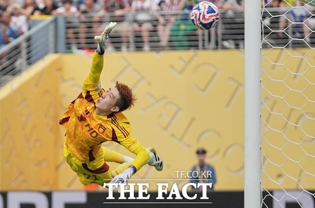 잇따라 슈퍼 세이브를 기록한 울산 HD 골키퍼 조현우도 막지 못한 풀루미넨시 아리아스의 프리킥./이스트 러더퍼드(미 뉴저지주)=AP.뉴시스