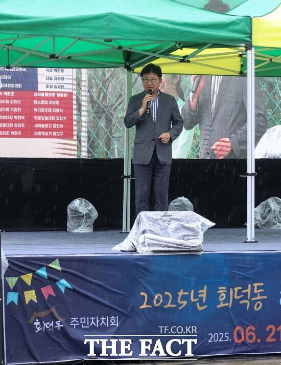 대전 대덕구는 지난 18일부터 21일까지 법2동, 회덕동, 덕암동에서 2025년 주민총회를 개최했다. 사진은 21일 진행왼 회덕동 총회에서 최충규 청장이 인사말을 하고 있는 모습./대덕구