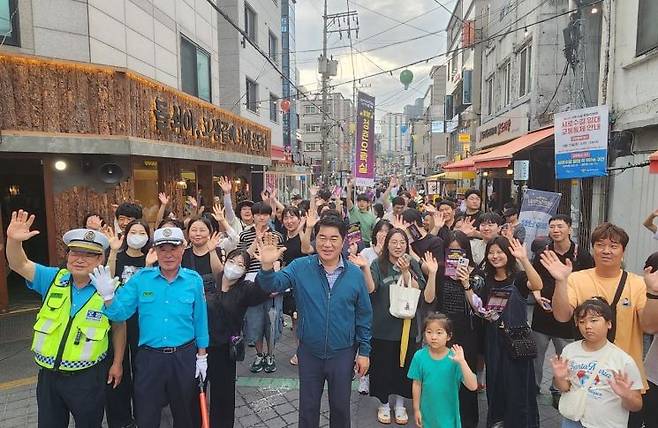 샤로수길 로컬이벤트 '청춘오락실'에 참여한 주민들과 소통하는 박준희 관악구청장. 관악구 제공.