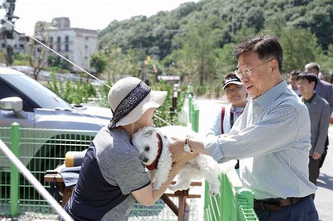 신상진 성남시장이 22일 오토캠핑장 반려견 동반 사이트에 반려견과 함께 방문한 시민과 인사를 나누고 있다. 성남시 제공