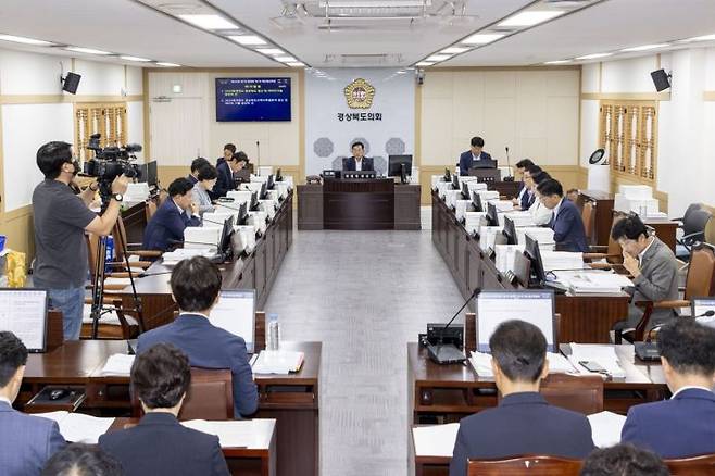 경북도의회 예결특위 회의 모습