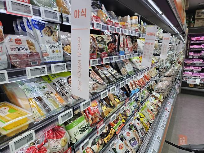 대형마트 휴무일, 이마트·롯데마트·홈플러스·코스트코 ‘여기! 할인중’ = 이마트·롯데마트·홈플러스·코스트코 등 대형마트 4사가 이번 주는 각사별 특색있는 할인행사에 돌입한다. 이마트가 제철 신선 먹거리부터 집밥 반찬, 와인, 생필품까지 다양한 품목을 대상으로 할인 혜택을, 롯데마트는 '롯데레드페스티벌'의 대미를 장식할 마지막 3주차 행사를, 홈플러스는 기업회생 절차를 밟고 있는 가운데, 홈플러스는 여름철을 맞아 'AI 물가안정 프로젝트'를 행사를 전개한다. ©bnt뉴스: 대형마트 휴무일, 이마트·롯데마트·홈플러스‧코스트코 등 마트 휴일, 쉬는날