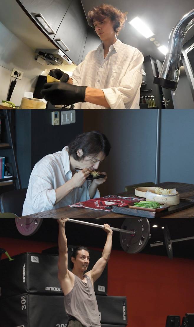 SBS ‘미운 우리 새끼’(미우새) 6월 22일 방송에서는 배우 윤시윤이 드라마 ‘모범택시 3’ 촬영을 앞두고 선택한 충격적인 다이어트 방식이 전파를 탈 예정이다. 평소 철저한 자기관리로 유명한 그는 단순한 식이요법을 넘어선 ‘24시간 무수분 다이어트’에 돌입, 수분이 함유된 음식까지 모두 배제한 식단을 직접 연구해 실천했다. 여기에 유산소 운동과 사우나까지 병행해 체내 수분을 최대한 줄이는 혹독한 과정을 보여주며, 체중 감량을 위한 극단적인 선택에 나선 모습을 공개했다. 스튜디오 출연진과 母벤져스는 그의 집념에 놀라움과 걱정을 동시에 표하며 긴장감을 더했다. 윤시윤의 끝없는 노력과 인내 끝에 도달한 충격적인 결과와 그 이후 행동은 방송을 통해 베일을 벗을 예정이다.