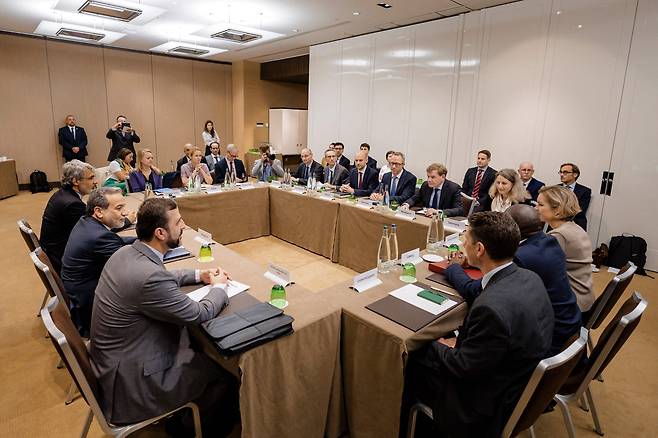 이란 외무장관 압바스 아락치(왼쪽 두 번째)가 20일 스위스 제네바의 인터컨티넨털 호텔에서 요한 바데풀 독일 외무장관(왼쪽), 장노엘 바로 프랑스 외무장관(오른쪽 둘째), 카야 칼라스 EU 외교안보 고위대표 (오른쪽), 데이비드 램미 영국 외무장관(오른쪽 끝) 등과 만나 이란 핵 문제를 논의하고 있다. /AFP 연합뉴스