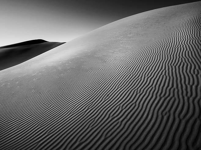 몽골 으믄고비(umnugobi)아이막…아주 작은 모래가 모여 아름다운 선을 만들어 놓은 곳이다, 2010년/ 사진가 도재홍