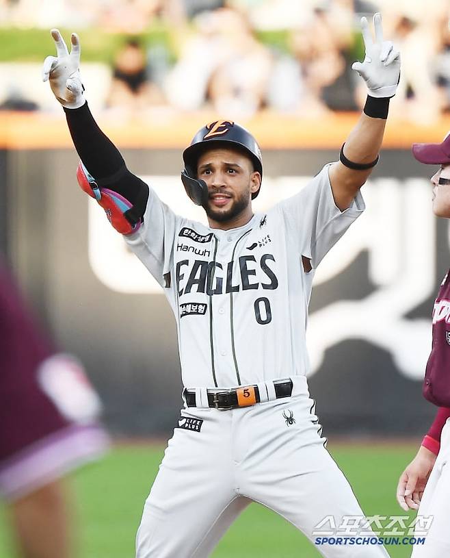 22일 대전 한화생명볼파크에서 열린 키움-한화전. 5회말 2사 3루 부상 대체 선수로 입단한 한화 리베라토가 1타점 2루타를 친 후 환호하고 있다./ 정재근 스포츠조선 기자