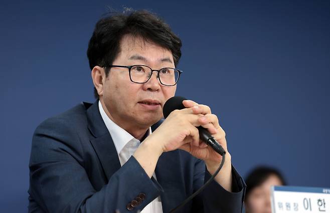 이한주 국정기획위원회 위원장이 22일 서울 종로구 국정기획위원회에서 열린 기자간담회에서 취재진 질문에 답하고 있다. /연합뉴스