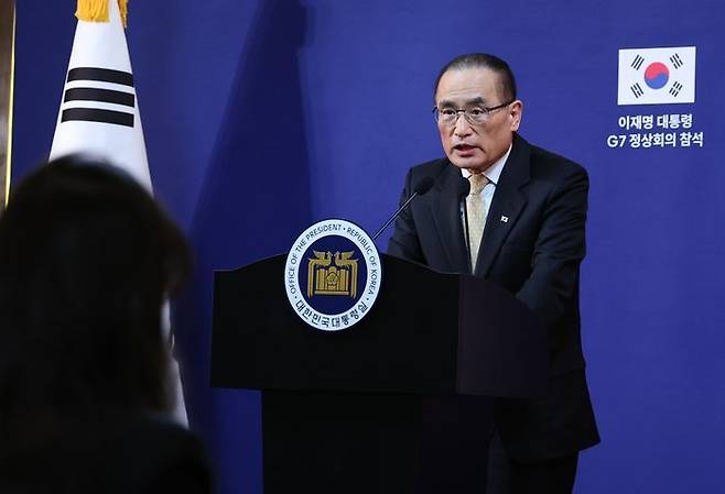 위성락 국가안보실장이 16일(현지 시간) 캘거리 한 호텔에 차려진 프레스센터 내 중앙기자실에서 이재명 대통령의 주요 7개국(G7) 정상회의 참석 관련 브리핑을 하고 있다.ⓒ뉴시스