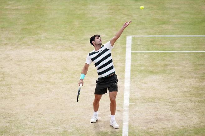 카를로스 알카라스(2위·스페인)가 22일 영국 런던 퀸스 클럽 앤디 머리 아레나에서 열린 2025 남자프로테니스(ATP)투어 HSBC 챔피언십 준결승에서 로베르토 바티스타 아굿(51위·스페인)과 경기하고 있다. 알카라스가 2-0으로 이기고 투어 이상급 대회 남자 단식에서 통산 250승을 기록하며 결승에 올랐다. 런던=AP 뉴시스