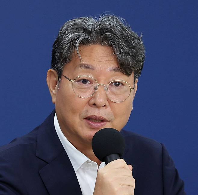 이춘석 국정기획위원회 경제2분과위원장이 22일 오후 서울 종로구 정부서울청사 창성동 별관 브리핑실에서 열린 기자간담회에서 취재진 질문에 답변하고 있다. 2025.06.22 서울=뉴시스