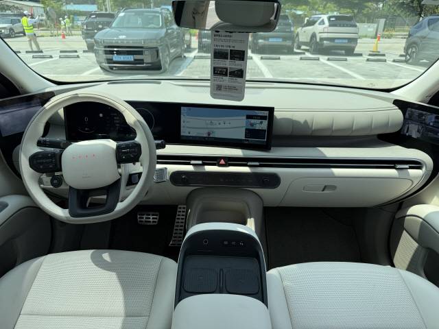 1열 모습. 디지털 사이드 미러(DSM), 실내 지문 인증 시스템 등 다양한 편의사양이 탑재됐다.