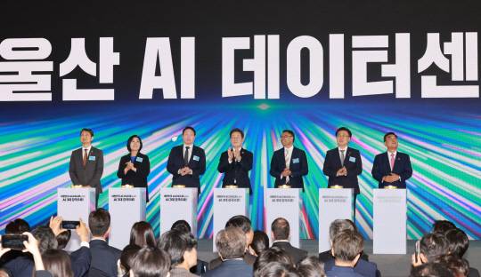 이재명 대통령이 지난 20일 울산전시컨벤션센터에서 열린 울산 인공지능(AI) 데이터 센터 출범식에서 참석자들과 기념 세리머니에 참여하고 있다. 왼쪽부터 안덕근 산업통상자원부 장관, 최민희 국회 과학기술정보방송통신위원장, 최태원 SK그룹 회장, 이 대통령, 아마존웹서비스(AWS) 프라사드 칼야나라만 인프라 총괄 대표, 유상임 과학기술정보통신부 장관, 김두겸 울산광역시장. [대통령실통신사진기자단]