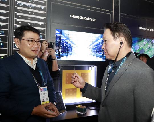 최태원(오른쪽) SK 회장이 지난 1월 미국 라스베이거스에서 열린 'CES 2025' 행사장에 마련된 SK 전시관에서 유리기판을 살펴보고 있다. SK 제공