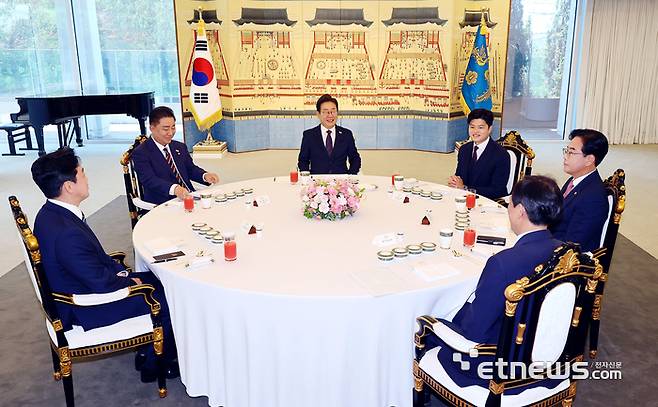 22일 서울 한남동 대통령 관저에서 이재명 대통령과 여야 지도부의 오찬 회동이 열리고 있다. 왼쪽부터 시계방향으로 강훈식 대통령비서실장, 더불어민주당 김병기 당대표 직무대행 겸 원내대표, 이 대통령, 국민의힘 김용태 비상대책위원장, 송언석 원내대표, 우상호 대통령실 정무수석.  연합뉴스