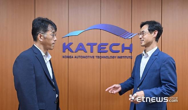 진종욱 한국자동차연구원 원장(오른쪽)이 김원배 전자신문 전자모빌리티부 부장과 인터뷰를 하고 있다.