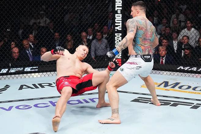 tom-aspinall-england-knocks-sergei-858962054.webp.ren.jpg 존 존스 은퇴 기념 UFC 헤비급 최강자 아스피날 모음.GIF