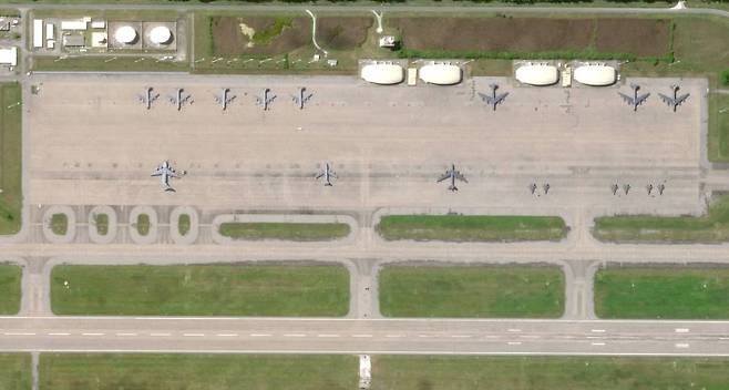 미국 미주리주 화이트먼 공군기지의 B2 스텔스 폭격기들이 20일(현지시간) 밤 기지를 이륙해 21일 현재 태평양 상공을 날고 있다고 CNN이 보도했다. 사진은 16일 인도양 차고스 제도의 디에고 가르시아 섬 미국과 영국 합동 군기지에 주기돼 있는 대형 폭격기들과 공중급유기. AFP 연합